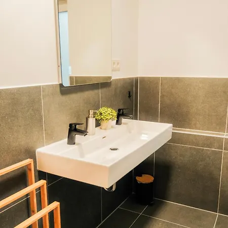 Mit 3 Schlafzimmern, 2 Badezimmern, Aufzug, Balkone, 6 Personen *